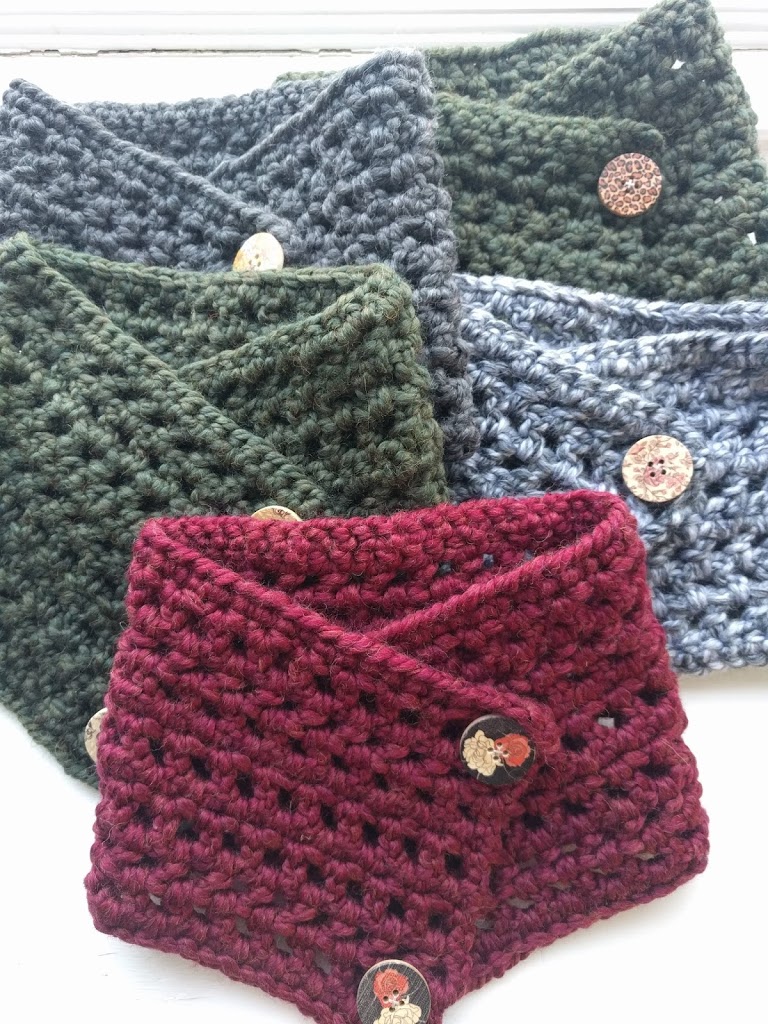 Pattern: Envelope Button Cowl – Knit a Bit, Crochet Away